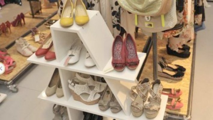 Regele pantofilor low-cost atacă piaţa românească